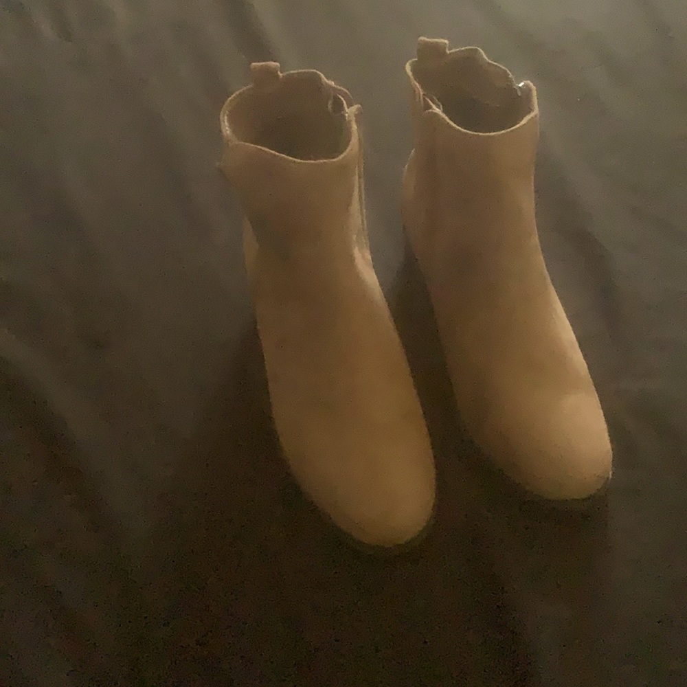 Brand new cute fall/winter ankle boots.